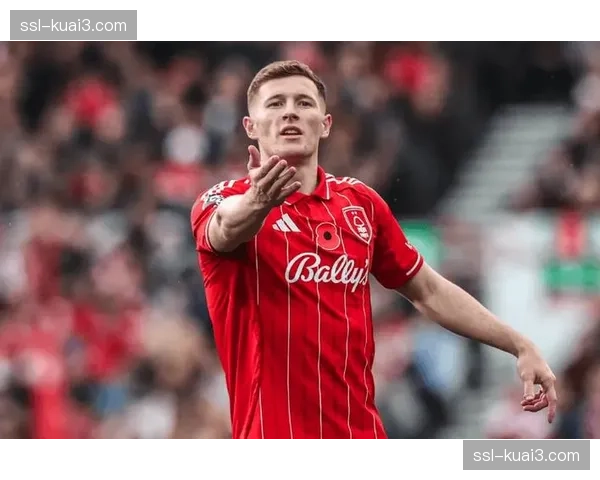 看台上的目光：诺丁汉森林老板马里纳基斯在包厢内凝神观战