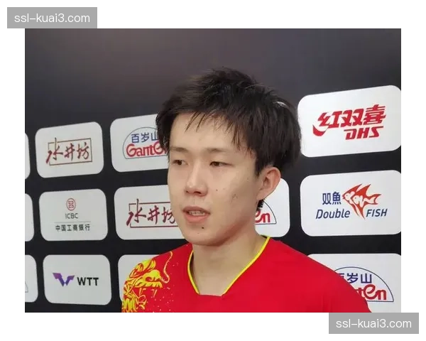 镜头捕捉:塞维利亚主帅在边线不断挥手,要求阵型前压并增加逼抢强度 镜头捕捉:塞维利亚主帅在边线不断挥手,要求阵型前压并增加逼抢强度